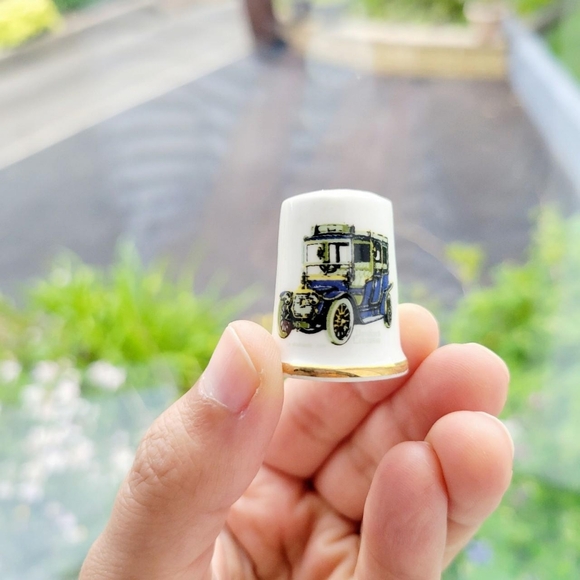 Vintage Old Car Bone China Thimble - Picture 2 of 8